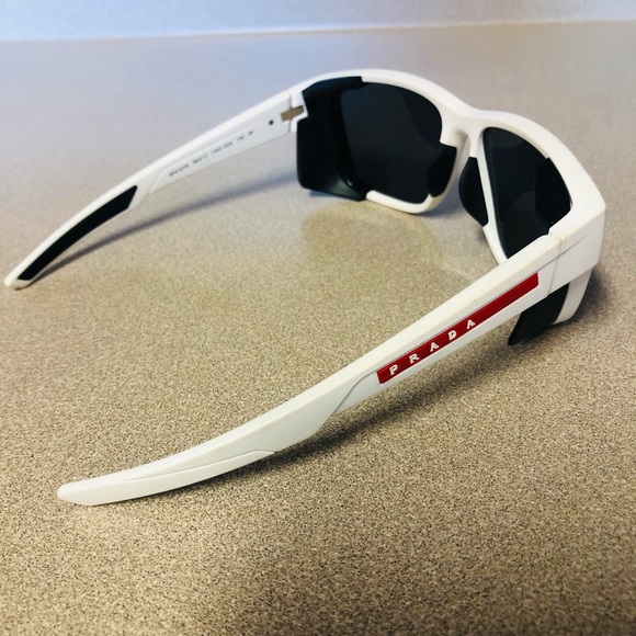 Prada sunglasses without the glasses case in good condition,,,,, - Picture 2 of 4